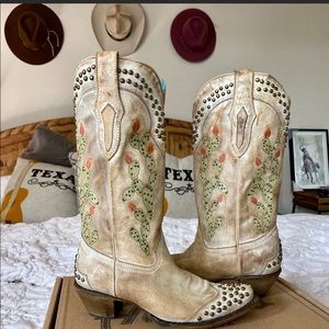 Corral cactus studded